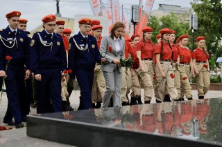 Возложение цветов к Вечному огню